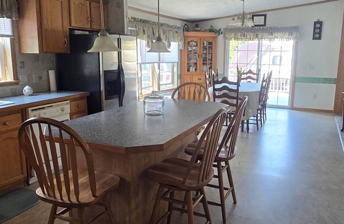 Castleton Haus | 1 Level easy access 3-BR Home in Historic Castleton close to travel destinations