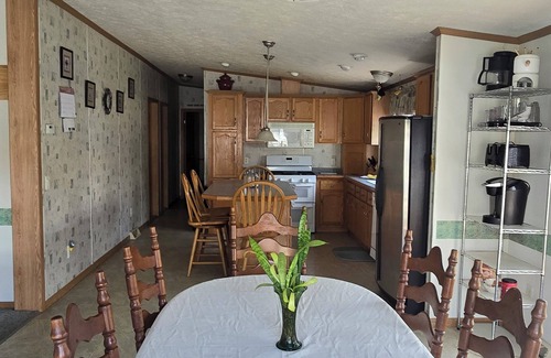 Castleton Haus | 1 Level easy access 3-BR Home in Historic Castleton close to travel destinations