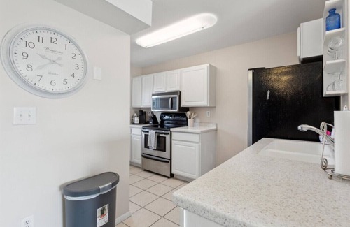 Northeast Virginia Beach Wohnung | 1 mi from beach | 2 min from trails | Wifi | Desk