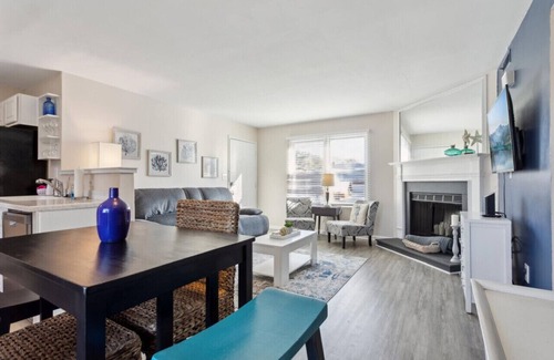 Northeast Virginia Beach Wohnung | 1 mi from beach | 2 min from trails | Wifi | Desk