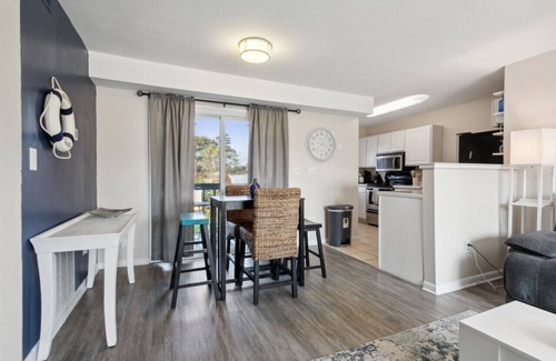 Northeast Virginia Beach Wohnung | 1 mi from beach | 2 min from trails | Wifi | Desk