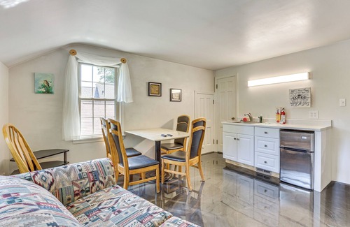 Salem Wohnung | 1 Mi to Dtwn Salem: Apt w/ Shared Yard!