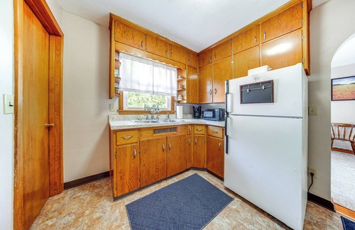 Ashtabula Haus | < 1 Mi to Lake Erie: Ashtabula Hideaway!