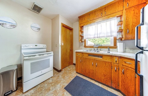 Ashtabula Haus | < 1 Mi to Lake Erie: Ashtabula Hideaway!