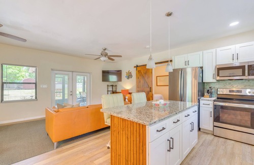 Crystal River Hütte | < 1 Mi to Lake Rousseau: Waterfront Home!