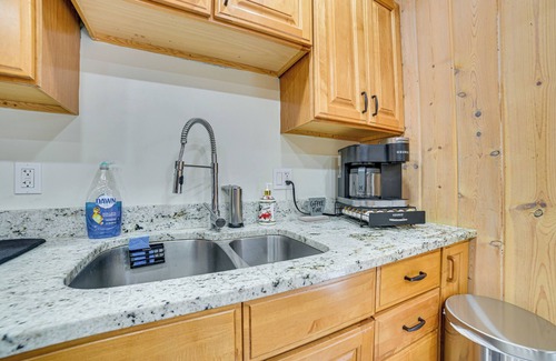 Harbor Springs Kabine | < 1 Mi to Nubs Nob Ski: Cabin w/ Sauna & Deck!