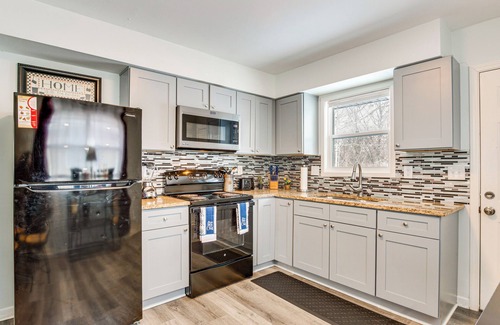 Sugar Creek Wohnung | 1 Mi to Truman Library: Apt w/ Large Yard!