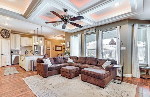 Edinburg Haus | 1 Mi to Vackar Stadium: Roomy Retreat w/ Pool.