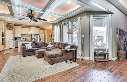 Edinburg Haus | 1 Mi to Vackar Stadium: Roomy Retreat w/ Pool.