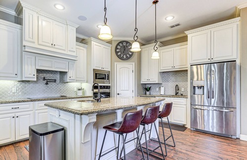 Edinburg Haus | 1 Mi to Vackar Stadium: Roomy Retreat w/ Pool.