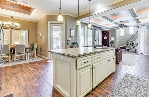 Edinburg Haus | 1 Mi to Vackar Stadium: Roomy Retreat w/ Pool.