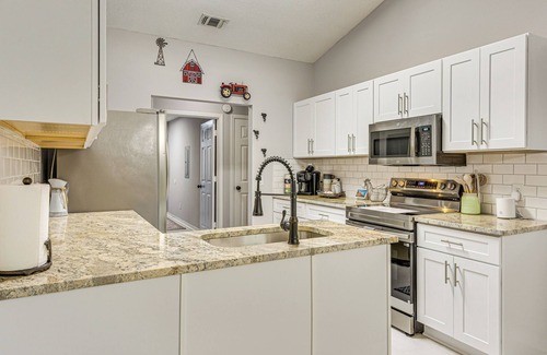 Gulf Breeze Haus | 1 Mi to Zoo: 'Rustic Bungalow' in Gulf Breeze!