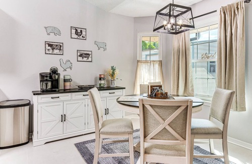 Gulf Breeze Haus | 1 Mi to Zoo: 'Rustic Bungalow' in Gulf Breeze!