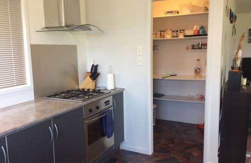 Rangiputa Haus | 1 Minute zu Fuß zum Strand und zur Rampe. Offene Lounge, Esszimmer und Küche.