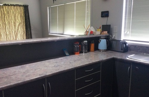 Rangiputa Haus | 1 Minute zu Fuß zum Strand und zur Rampe. Offene Lounge, Esszimmer und Küche.