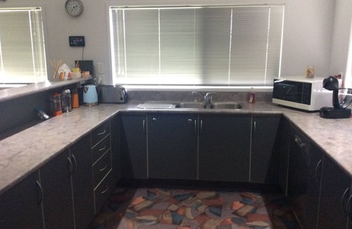 Rangiputa Haus | 1 Minute zu Fuß zum Strand und zur Rampe. Offene Lounge, Esszimmer und Küche.