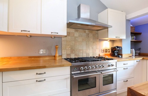 Godalming Hütte | 1 NORTHSIDE COTTAGES, pet friendly, with pool in Godalming