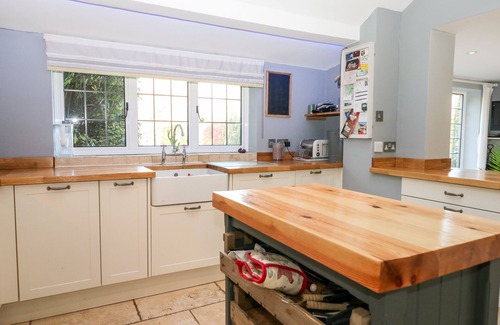 Godalming Hütte | 1 NORTHSIDE COTTAGES, pet friendly, with pool in Godalming