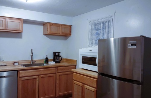 Twinsburg Haus | 1-Story Cute Home, Fast WiFi, Close 2 Cuyahoga National Park, Infant/Toddler Bed