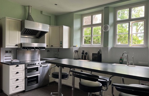 Colerne Haus | 10-16 Personen. Variable Sätze. 4 große (20-25 m²) Zimmer mit Bad.