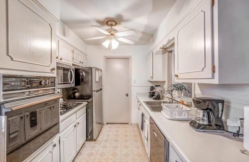 Memphis Haus | 10 from U of Memphis & Airport- Pinecrest Perch