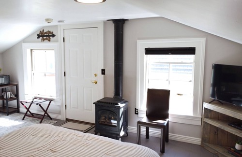 Snowflake Hotel | #10 Fun Room in Historic Inn, Lavender Loft