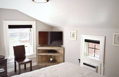 Snowflake Hotel | #10 Fun Room in Historic Inn, Lavender Loft