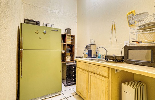 Northeast El Paso Wohnung | 10 Mi to Franklin Mountains: Quiet Studio w/ Patio