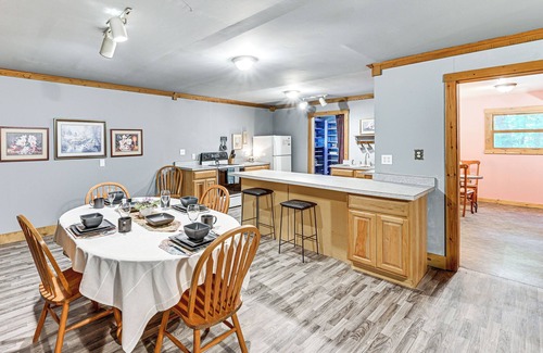 Granger Haus | 10 Mi to Notre Dame: Family Retreat in Granger