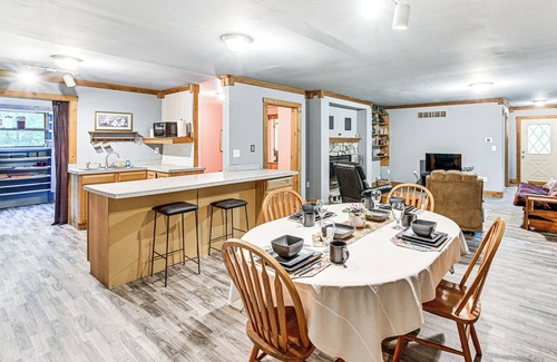 Granger Haus | 10 Mi to Notre Dame: Family Retreat in Granger