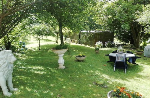 Plouigneau Haus | 10 mins from the beach and on the banks of a river, Country property