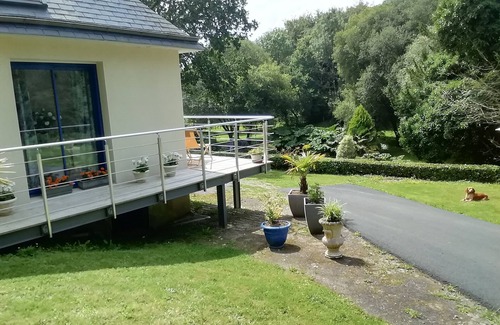 Plouigneau Haus | 10 mins from the beach and on the banks of a river, Country property