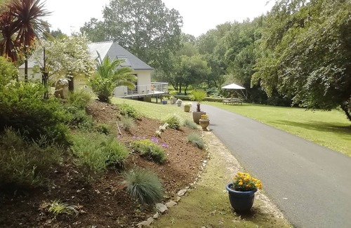 Plouigneau Haus | 10 mins from the beach and on the banks of a river, Country property