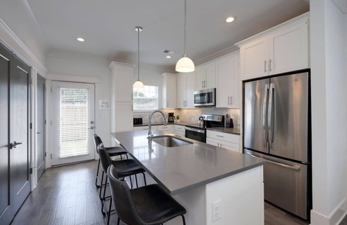 Charlotte Park Haus | 10 Mins To Broadway - Luxurious Gated Townhome