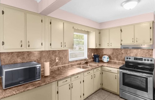 Shannon Haus | 10 Mins to Legion Field Stadium- Blushing Bungalow