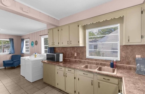 Shannon Haus | 10 Mins to Legion Field Stadium- Blushing Bungalow