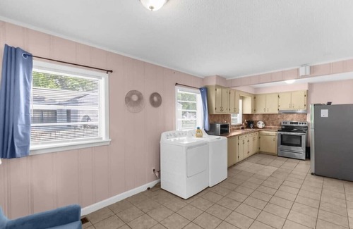 Shannon Haus | 10 Mins to Legion Field Stadium- Blushing Bungalow