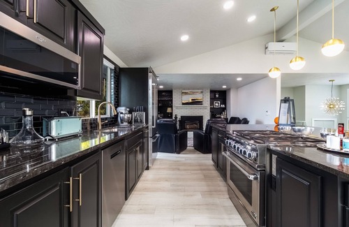 College Place Haus | 10 minutes from dozens of wineries!