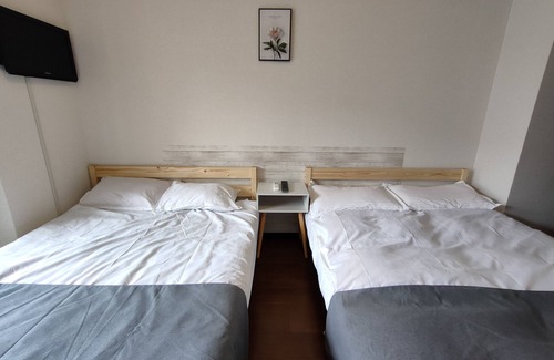 Naniwa Wohnung | 10 minutes from JR Namba Station and Subway/Hanshin Sakuragawa Station 5 minutes from JR Ashiwarabashi Station 4 minutes from supermarket One room on one floor, max. 5 people, elevator available, convenient to Namba, Dotonbori and Shinsaibashi