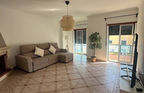 Alcochete Wohnung | 10 minutes to the beach 20 minutes to the centre of Lisbon,2 bedroom APT Montijo