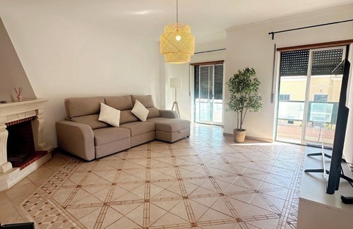 Alcochete Wohnung | 10 minutes to the beach 20 minutes to the centre of Lisbon,2 bedroom APT Montijo