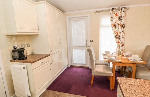 Tunstall Hütte | 10 POPPY LODGE, pet friendly in Catterick, North Yorkshire