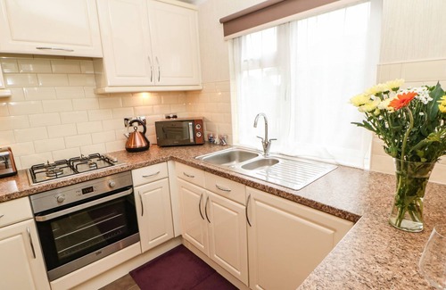 Tunstall Hütte | 10 POPPY LODGE, pet friendly in Catterick, North Yorkshire