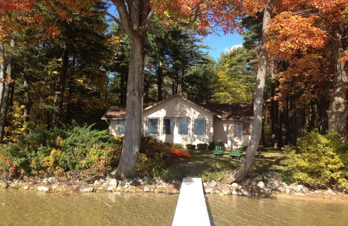 Bear Lake Hütte | 100 'Prime Lakefront - umgebautes Ferienhaus mit Dock, Boote (sandiger Seegrund)