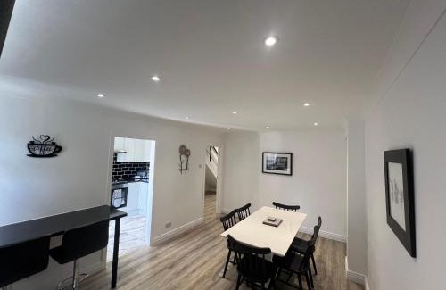 Stanford-le-Hope Haus | 101 Modern 4 Bedroom Home