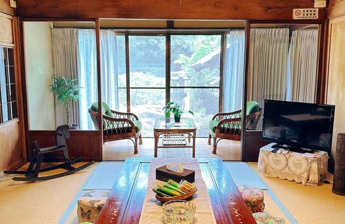 Kani Haus | 107 year old house, 100 year old townhouse. Convenience store, pharmacy, supermarket within 2 minutes walk. Groups of 20 people can stay. Natural hot spring within 5 minutes drive, seafood market, tourist attractions Inuyama Castle and Meiji Village nearb