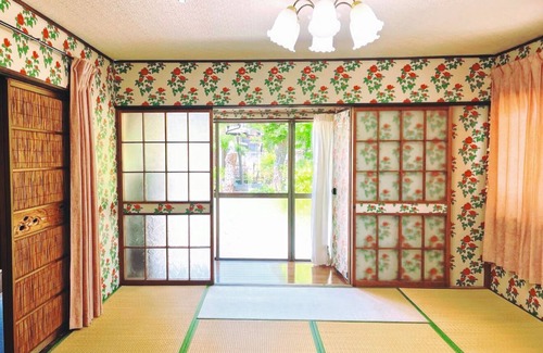 Kani Haus | 107 year old house, 100 year old townhouse. Convenience store, pharmacy, supermarket within 2 minutes walk. Groups of 20 people can stay. Natural hot spring within 5 minutes drive, seafood market, tourist attractions Inuyama Castle and Meiji Village nearb