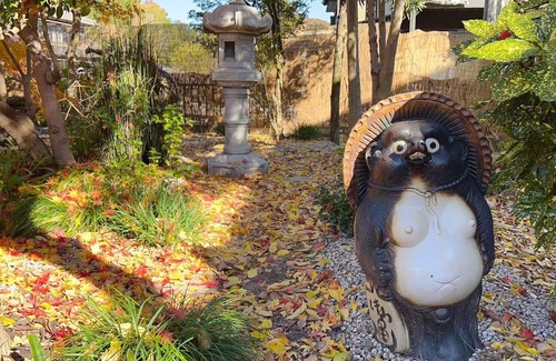 Kani Haus | 107 year old house, 100 year old townhouse. Convenience store, pharmacy, supermarket within 2 minutes walk. Groups of 20 people can stay. Natural hot spring within 5 minutes drive, seafood market, tourist attractions Inuyama Castle and Meiji Village nearb