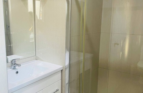 Papatoetoe Haus | 10min drive from airport, 5 mins to theme park and opposite daily and laundry