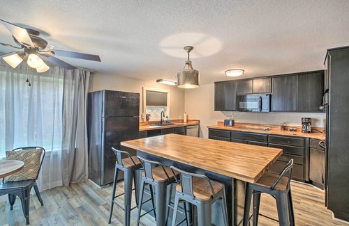 Royal Haus | 11 Mi to Lake Ouachita: Family Cabin w/ Yard